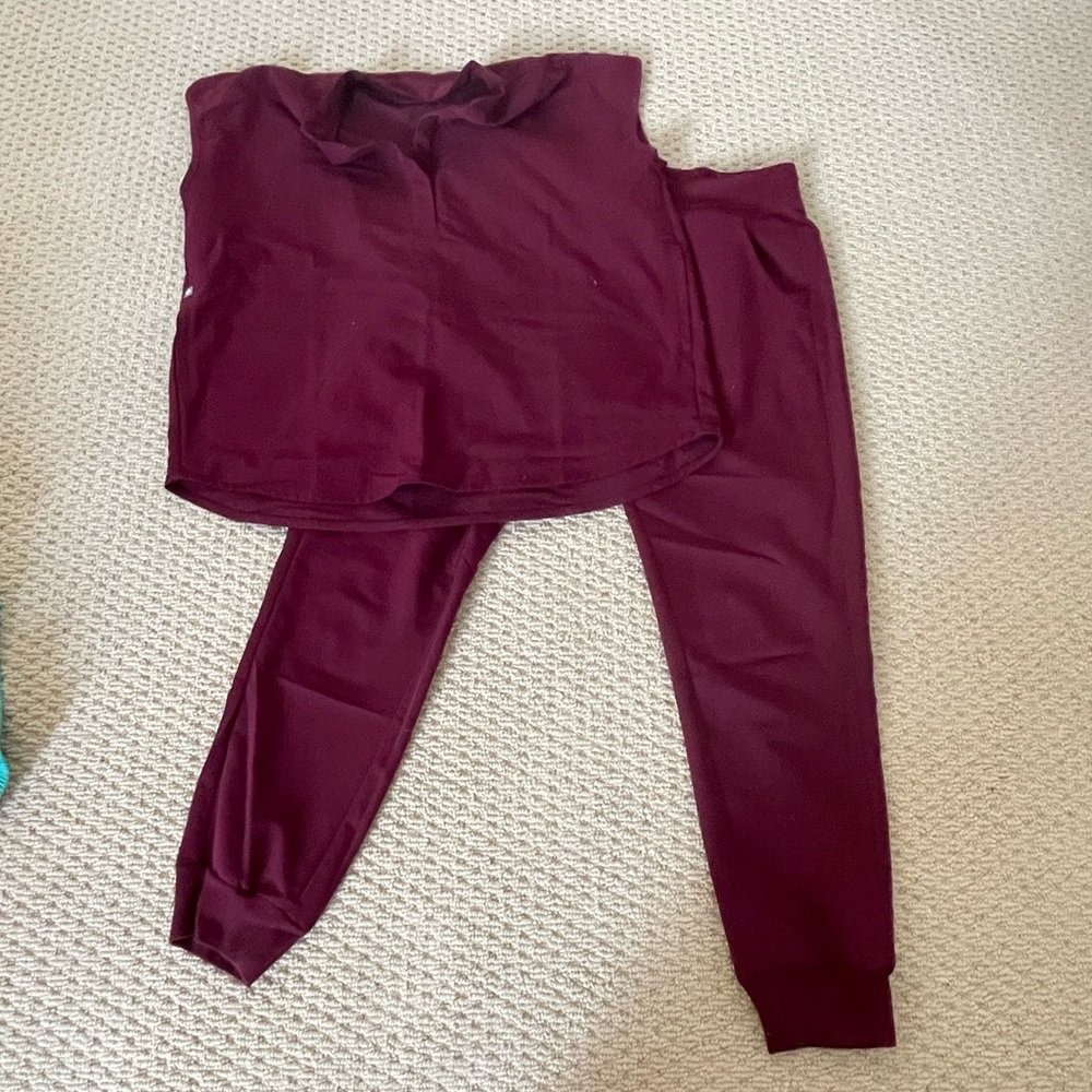 FIGS Scrubs BURGUNDY
